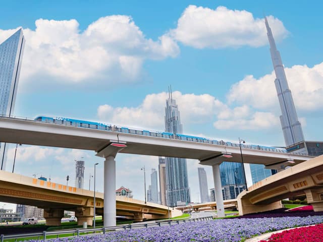 مواعيد مترو دبي واحتفالات رأس السنة الجديدة 2026: دليلك الشامل للتنقل والفعاليات