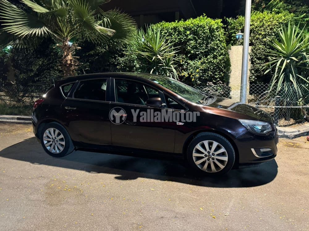 أوبل استرا هاتشباك 1.6L 2013 مستعملة